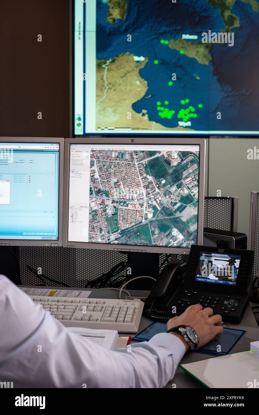 Das Lagezentrum FRONTEX am Hauptsitz in Warschau nutzt Spitzentechnologie, um die Überwachung und den Schutz der Außengrenzen der Europäischen Union im Rahmen des EUROSUR-Programms zu koordinieren. Stockfoto