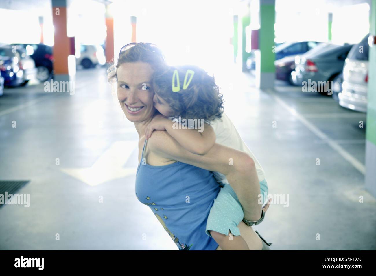 Frau mit ihrer Tochter in einen Parkplatz Stockfoto