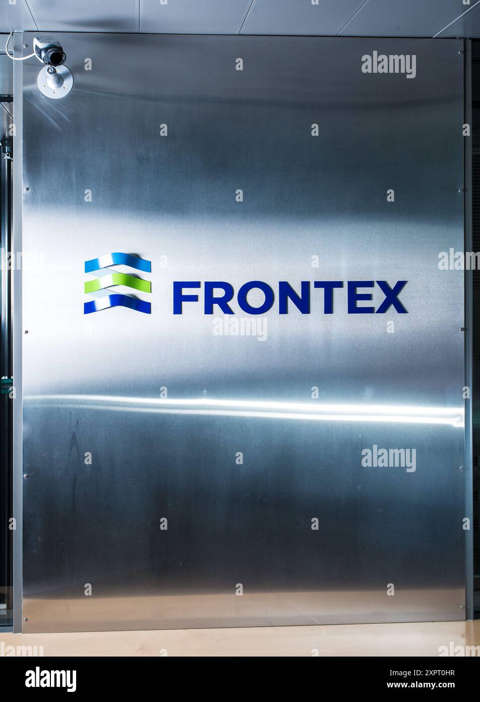 Das Frontex-Logo ist am Hauptsitz in Warschau, Polen, sichtbar. Diese EU-Agentur ist für die Koordinierung der Überwachung und des Schutzes der Außengrenzen der Europäischen Union zuständig. Stockfoto
