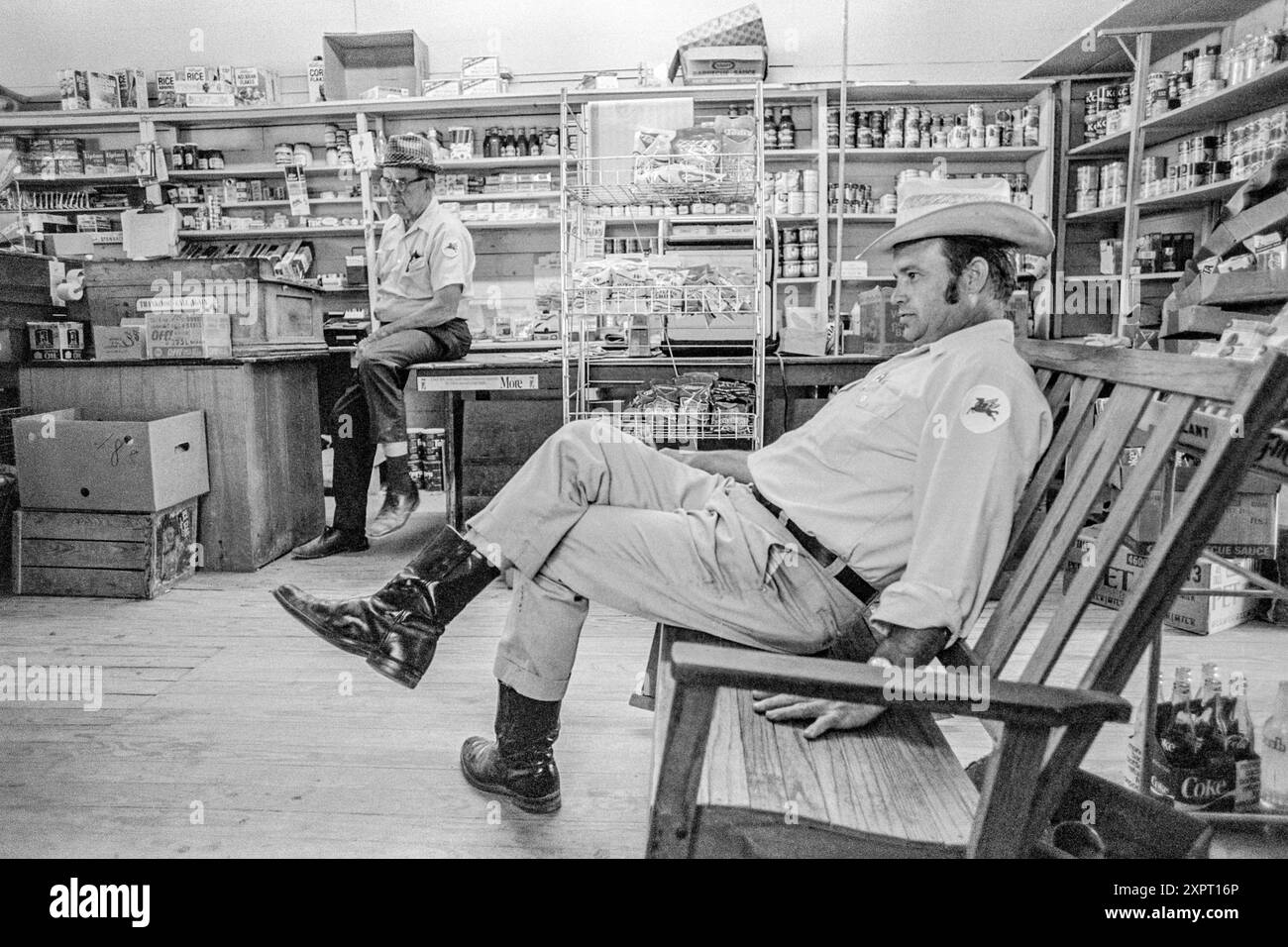 Mazedonien, Arkansas, Vereinigte Staaten – 23. Juni 2024: Horizontaler Schuss von zwei Männern, die in einem alten Landhaus in Arkansas saßen, im Jahr 197 Stockfoto