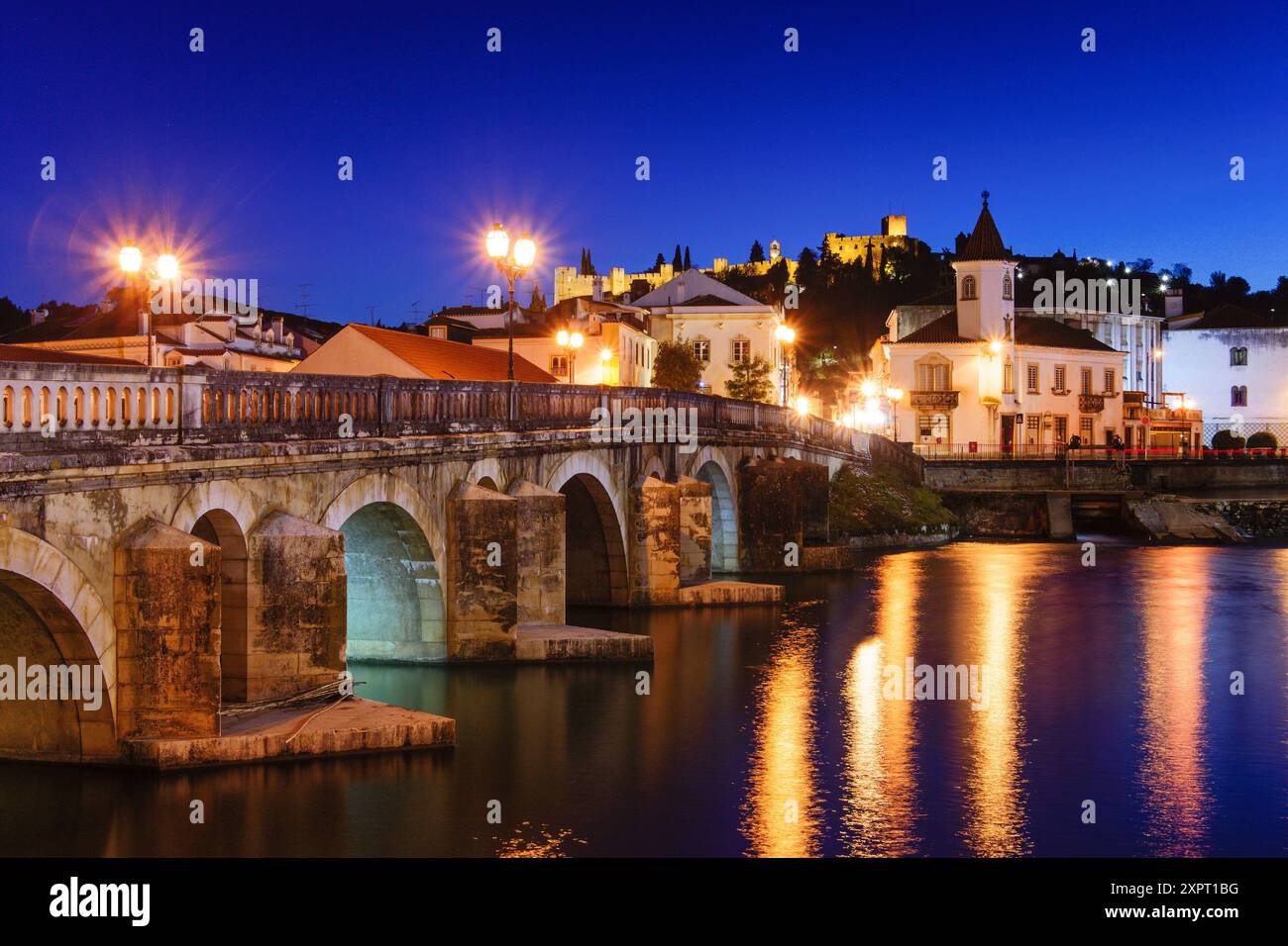 Römische Brücke über den Fluss Nabao und die Burg der Templer, Tomar, Bezirk Santarem, Medio Tejo, Zentrum der Region, Portugal, Europa. Stockfoto