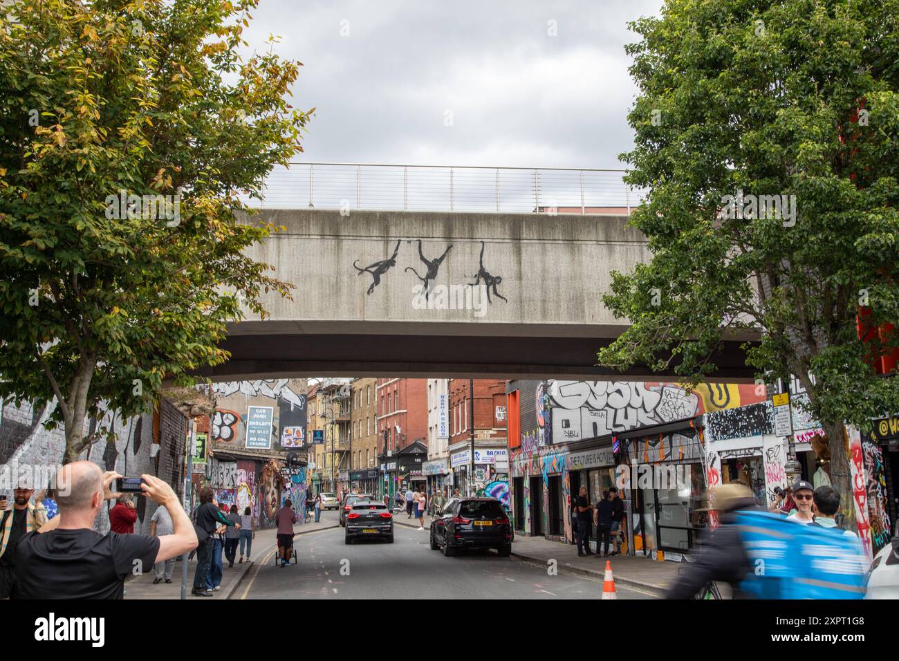 Banksys drei Affen auf der Brücke an der Kreuzung der Brick Lane East London Stockfoto