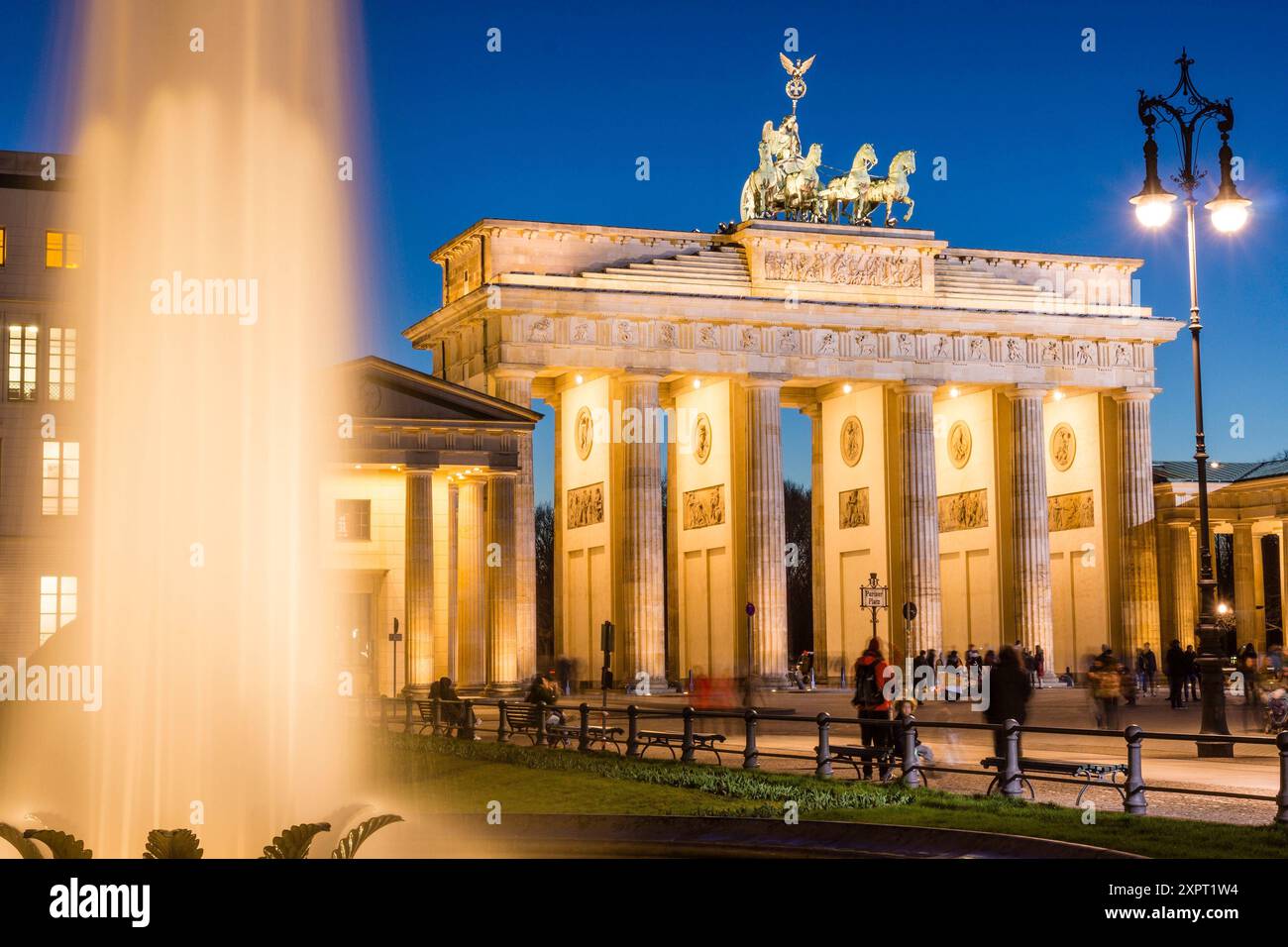 Cuadriga Zier, Puerta de Brandenburgo, Obra del Arquitecto Carl Gotthard Langhans, Berlin, Deutschland Stockfoto