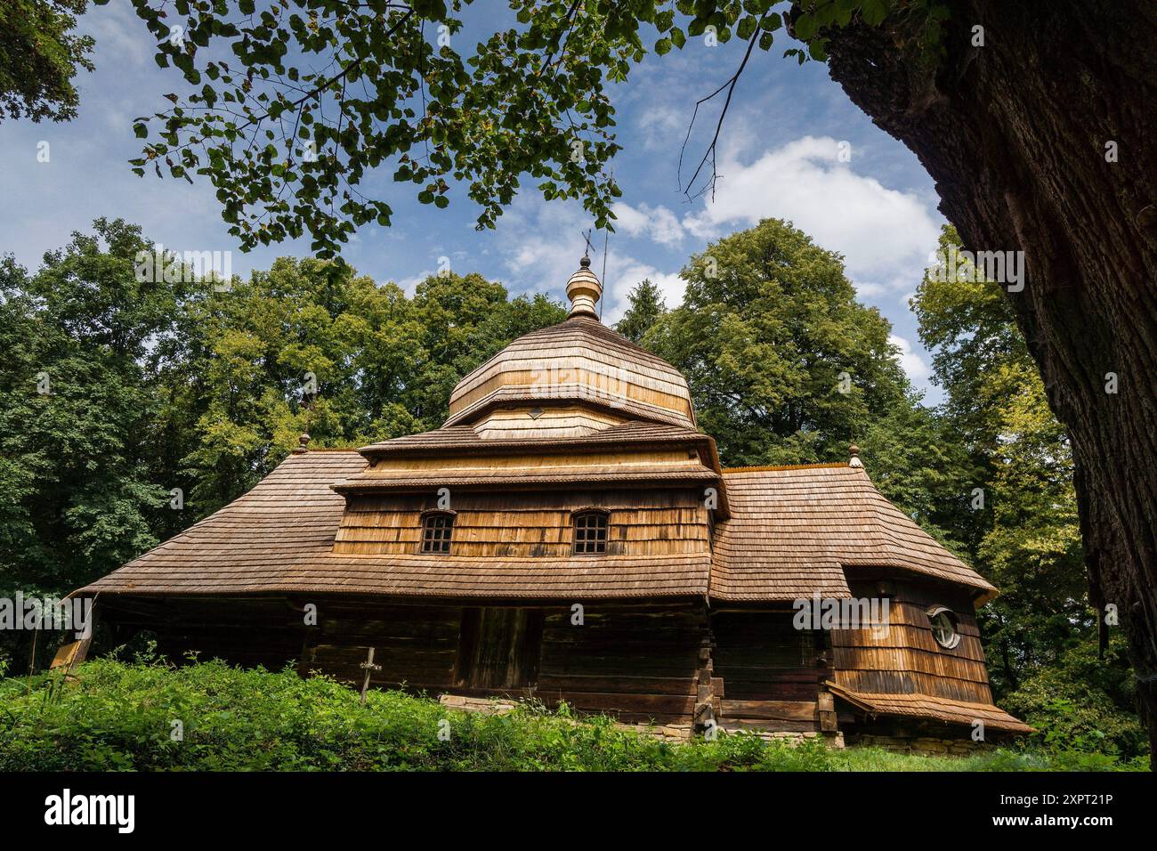 iglesia de madera, Ulucz, templo uniata construida en 1510-1659, valle del rio San, voivodato de la Pequeña Polonia, Cárpatos, Polonia, europe. Stockfoto