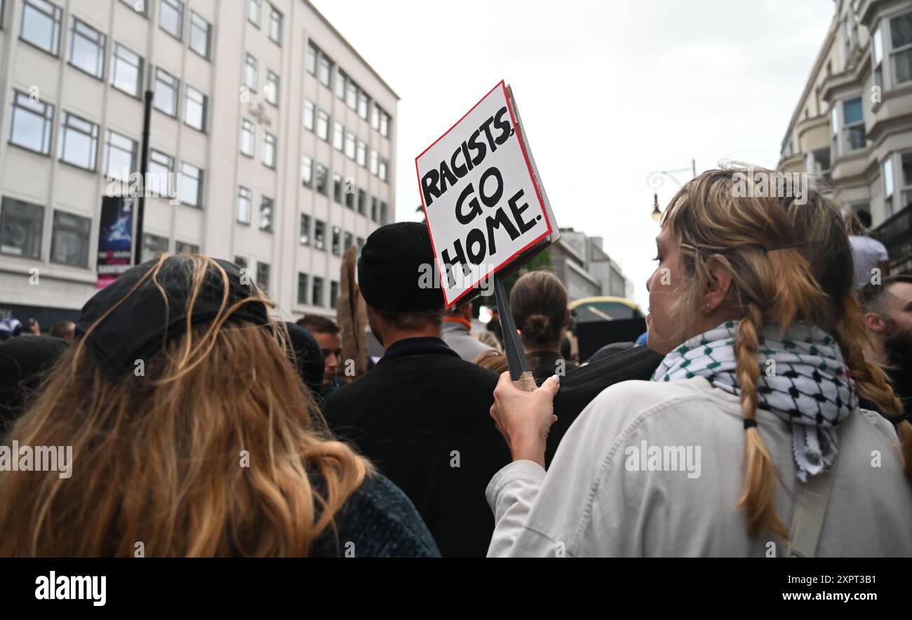 Brighton Vereinigtes Königreich 7 . August 2024 - Tausende antifaschistische Anhänger und Antirassisten haben heute Abend in Brighton gegen die Rechtsextremen protestiert . Seit der Ermordung von drei Kindern in Southport im Juli gab es Rassenunruhen: Credit Simon Dack / Alamy Live News Stockfoto