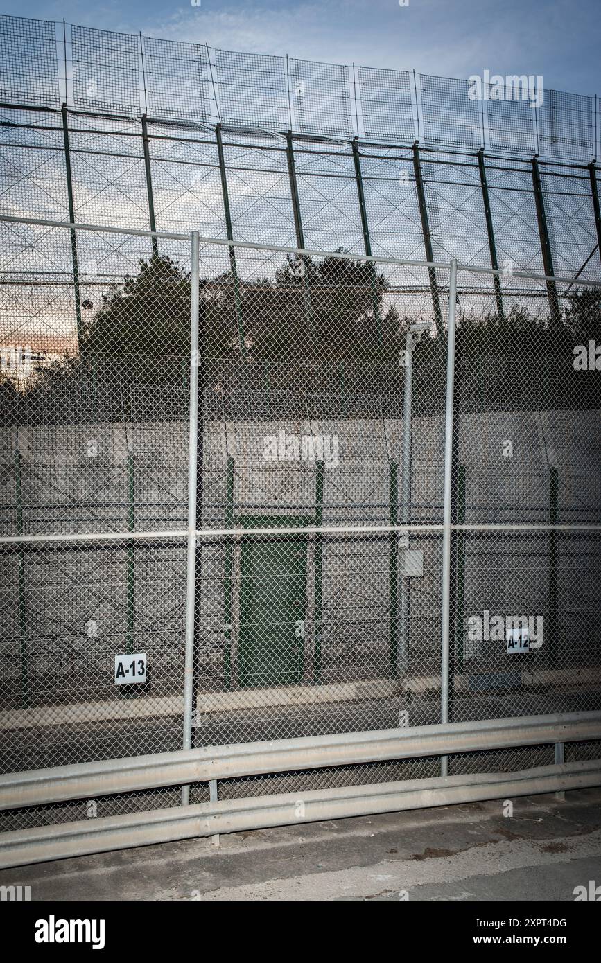 Darstellung des Hochsicherheitsgrenzzauns in Melilla, der spanischen Enklave im Juni 2012. Diese kritische Infrastruktur verfügt über sechs Meter hohe Drahtzäune, die mit Infrarotkameras, Bewegungs- und Schallsensoren überwacht werden. Stockfoto