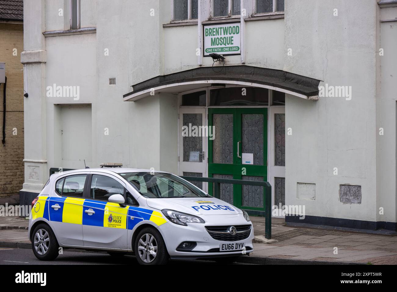 Brentwood Essex 7. Aug 2024 Essex Polizei vor der Brentwood Moschee Brentwood Essex UK Credit: Ian Davidson/Alamy Live News Stockfoto