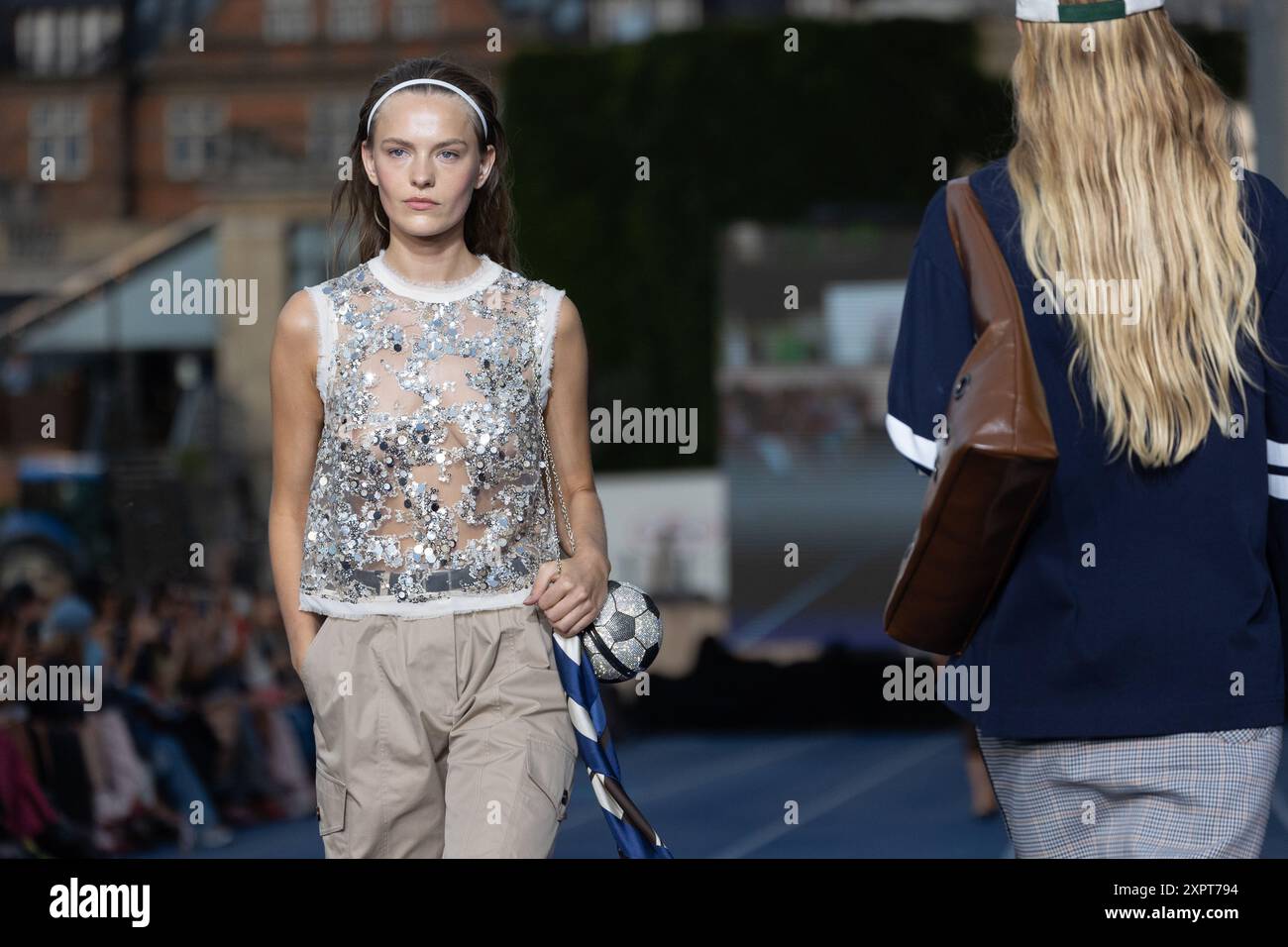 Kopenhagen, Dänemark. Mittwoch, 7. August 2024. Models auf dem Laufsteg bei der Baum und Pferdgarten Catwalk Show im Osterbro Stadium im Rahmen der Copenhagen Fashion Week SS25. Quelle: Katie Collins/EMPICS/Alamy Live News Stockfoto