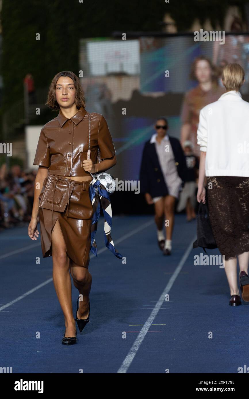 Kopenhagen, Dänemark. Mittwoch, 7. August 2024. Models auf dem Laufsteg bei der Baum und Pferdgarten Catwalk Show im Osterbro Stadium im Rahmen der Copenhagen Fashion Week SS25. Quelle: Katie Collins/EMPICS/Alamy Live News Stockfoto