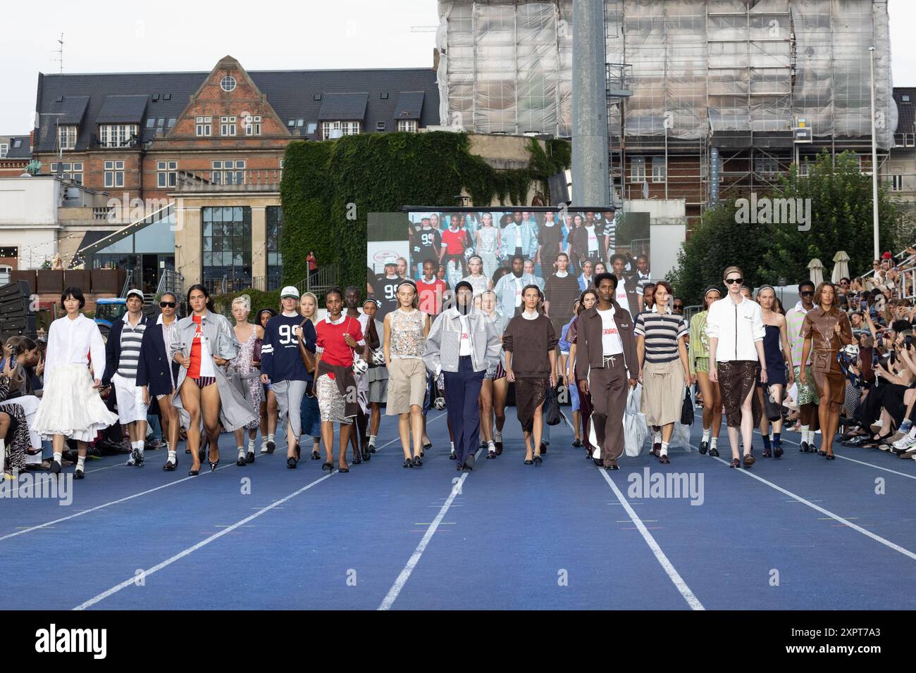 Kopenhagen, Dänemark. Mittwoch, 7. August 2024. Models auf dem Laufsteg bei der Baum und Pferdgarten Catwalk Show im Osterbro Stadium im Rahmen der Copenhagen Fashion Week SS25. Quelle: Katie Collins/EMPICS/Alamy Live News Stockfoto