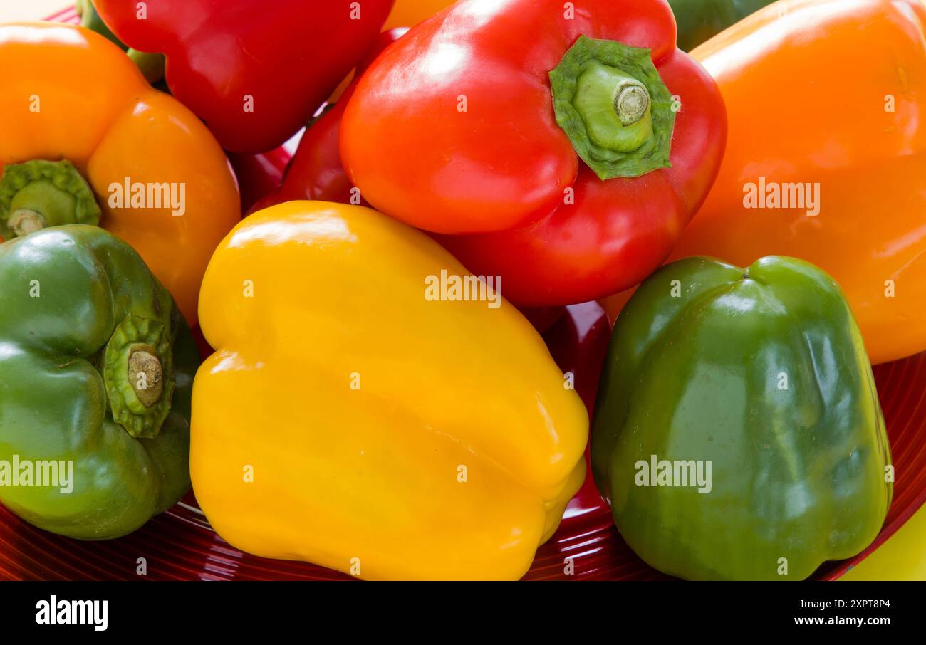 Verschiedene Paprika legen sich aufeinander Stockfoto