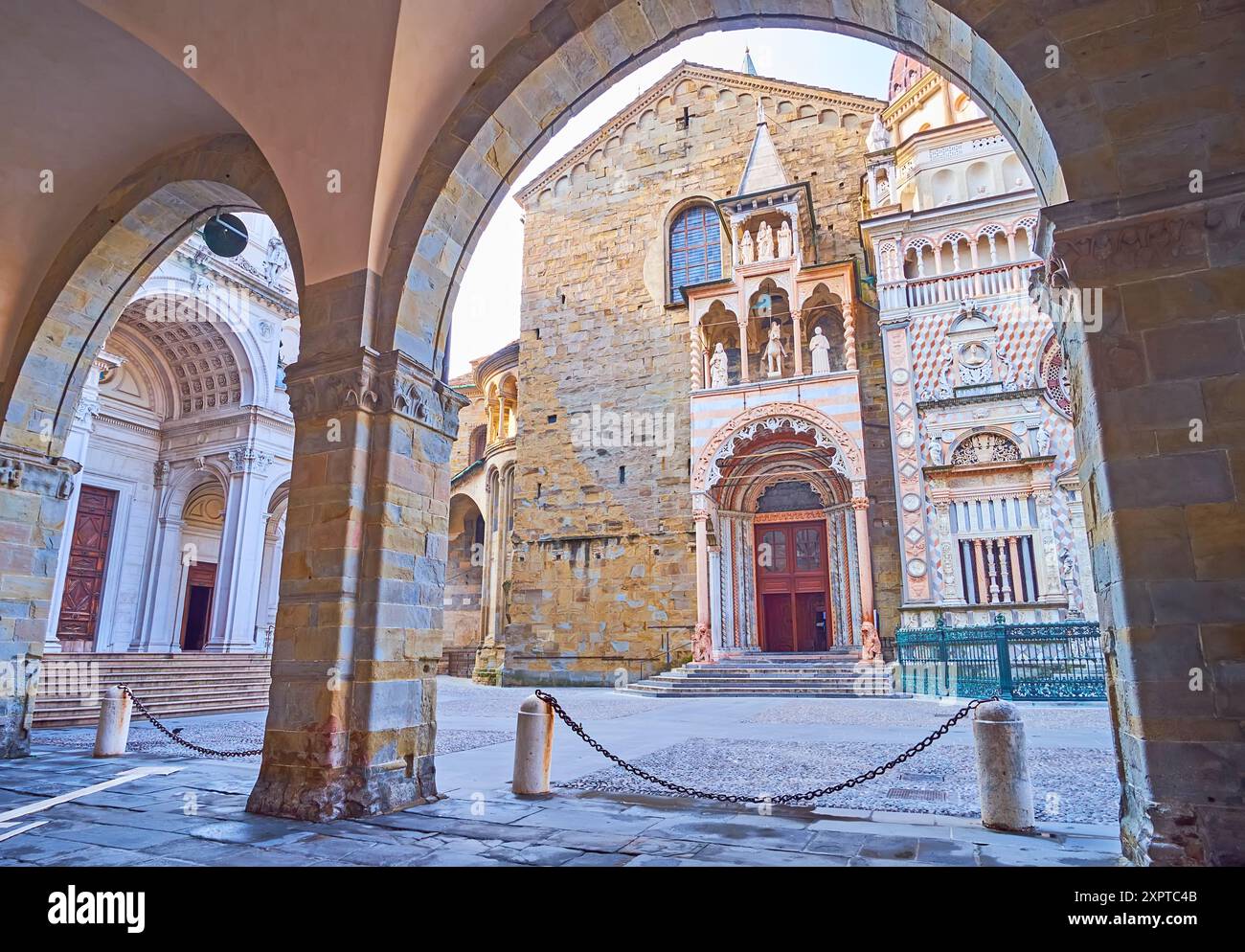 Die mittelalterlichen Kirchen der Piazza Duomo aus der Arkade des Palazzo della Ragione, Bergamo, Italien Stockfoto