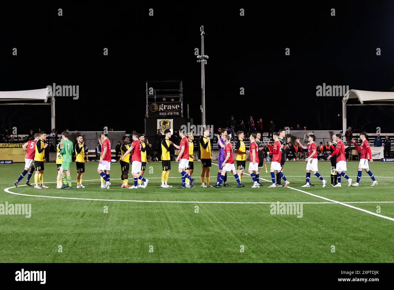 Macquarie Park, Australien, 7. August 2024. Die Spieler schütteln die Hände während des Australia Cup-Spiels 32 der Männer zwischen NWS Spirit FC und Glenorchy Knights FC im Christie Park am 7. August 2024 in Macquarie Park, Australien. Quelle: Damian Briggs/Speed Media/Alamy Live News Stockfoto