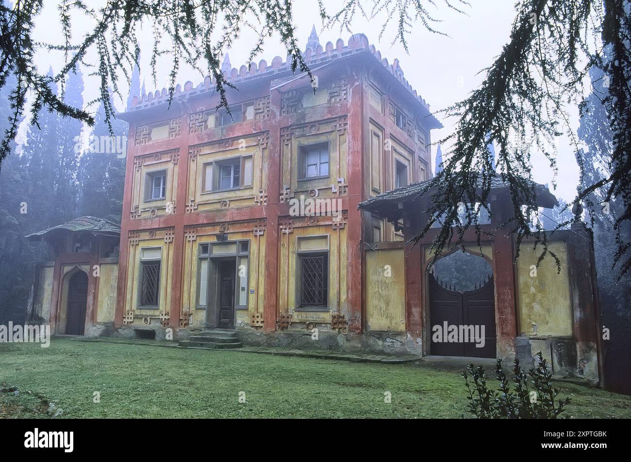 Schloss von Sammezzano, Toskana, Italien. Renaissance-Villa im Stil der maurischen Neuzeit, Jagdschloss in Ruinen. Casa di Guardia Stockfoto