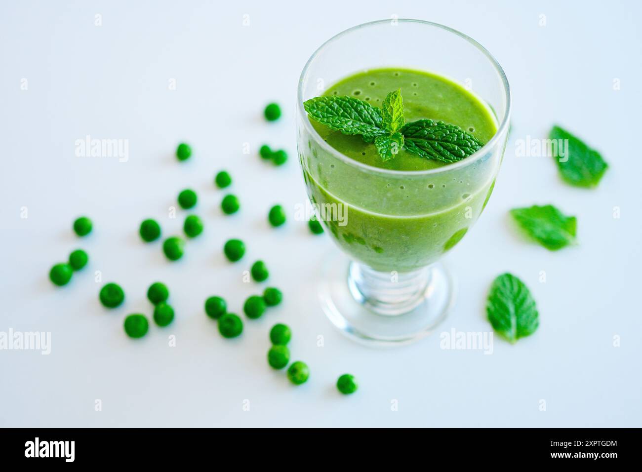 Grüner Smoothie mit Bio-Gemüse und Früchten auf weißem Hintergrund Stockfoto