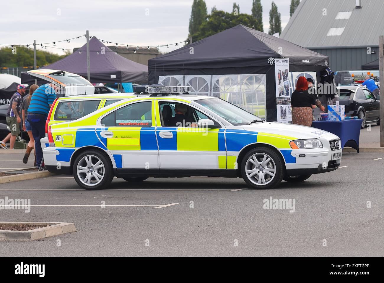 Ein Volvo S60 T5 Polizeiauto der South Yorkshire Police Force auf dem Cops & Cars Event im Auto in Leeds, Yorkshire, Großbritannien Stockfoto