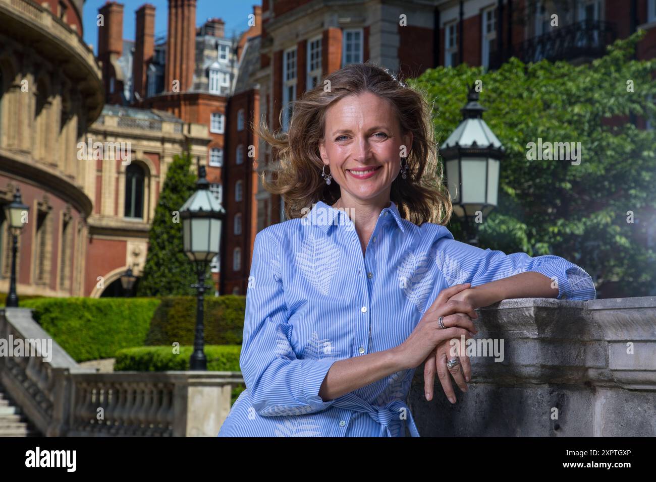 Katie Derham, fotografiert vor der Royal Albert Hall Stockfoto