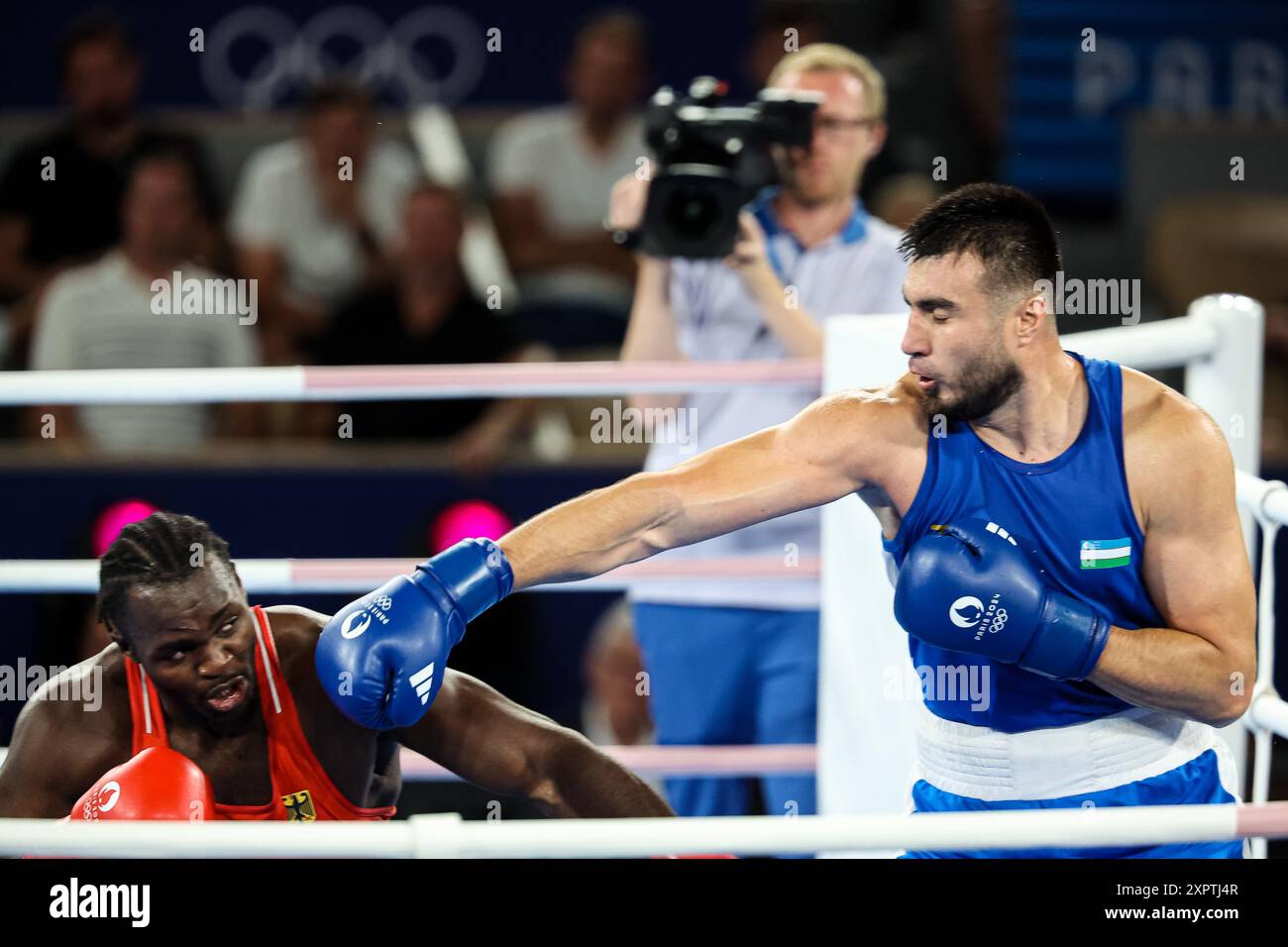 FRA, Olympische Spiele Paris 2024, 07.08.2024 Boxen Herren 92 kg Halbfinale Nelvie Raman Tiafack (GER) rot vs Bakhodir Jalolov (UZB) blau Foto: Eibner-Pressefoto/Roger Buerke Stockfoto