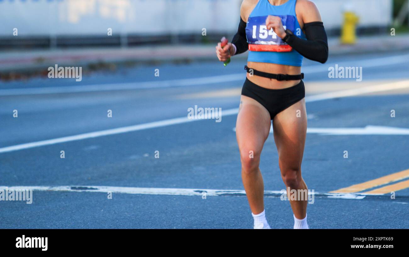 West Islip, New York, USA - 22. Oktober 2023: Vorderansicht einer Läuferin läuft allein vor einem Marathon auf Long Island. Stockfoto