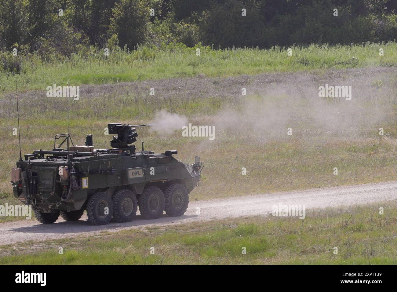 Eine Gunnery Crew der Hauptquartier- und Hauptquartierkompanie, 2. Chemiebataillon, 48. Chemiebrigade, greift ein Ziel während der Table V-Qualifikation auf dem M2 .50CAL-Waffensystem mit dem Nuclear, Biological and Chemical Reconnaissance Vehicle (NBCRV) von Stryker am Brookhaven Complex in Fort Cavazos, Texas, 31. Juli 2024 an. Die Mission des 2. Chemischen Bataillons besteht darin, chemische, biologische oder nukleare Bedrohungen in den Vereinigten Staaten und im Ausland zu entdecken, zu bekämpfen und zu neutralisieren. Sie verfügen über einzigartige Detektionsfunktionen und sind damit einer der einzigen aktiven chemischen Batt-Akkus Stockfoto