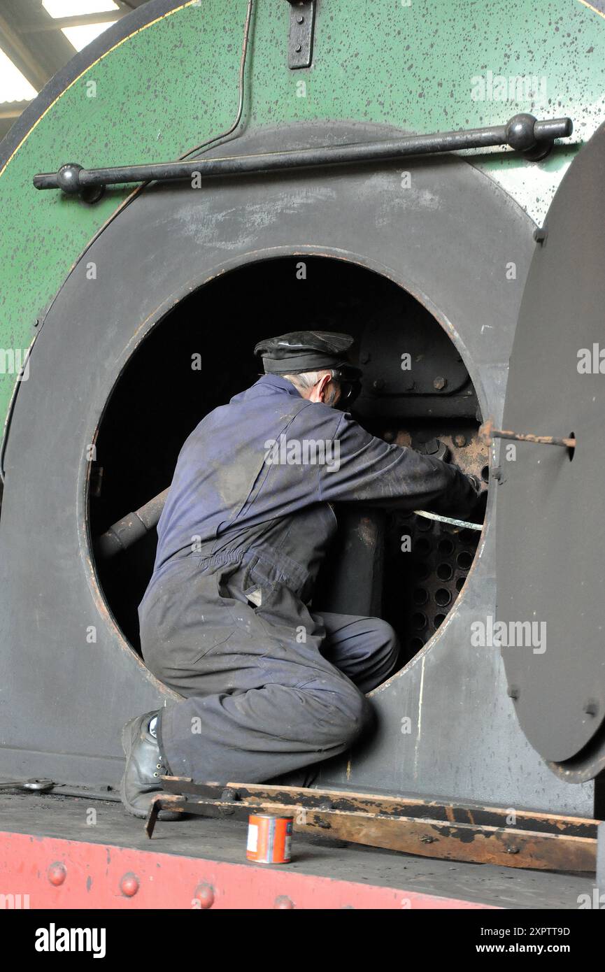 Peckett 0-6-0ST arbeitet Nr. 2000 und erhält Aufmerksamkeit im Barrow Hill Roundhouse. Stockfoto