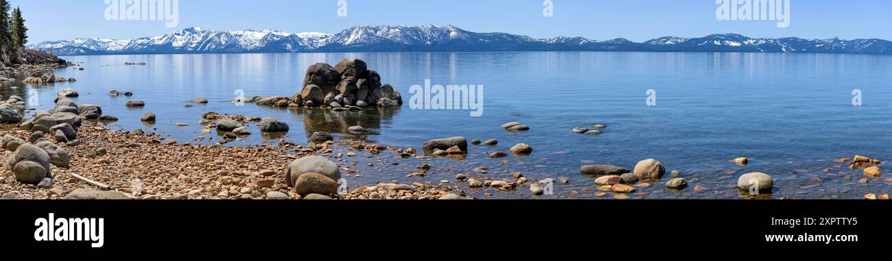 Lake Tahoe – an einem sonnigen Frühlingstag Bietet Sich ein Panoramablick auf den blauen Lake Tahoe, umgeben von schneebedeckten Gipfeln und einem felsigen Ufer. Logan Shoals Vista Point. Stockfoto