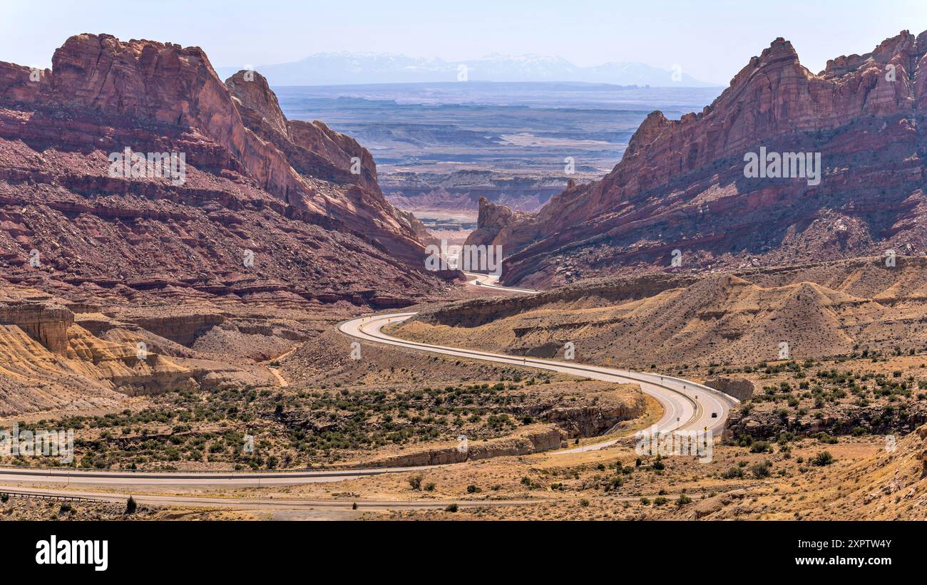 San Rafael Swell - Panoramablick auf den Interstate Highway I-70, der sich durch die San Rafael Swell schlängelt. Utah, USA. Stockfoto