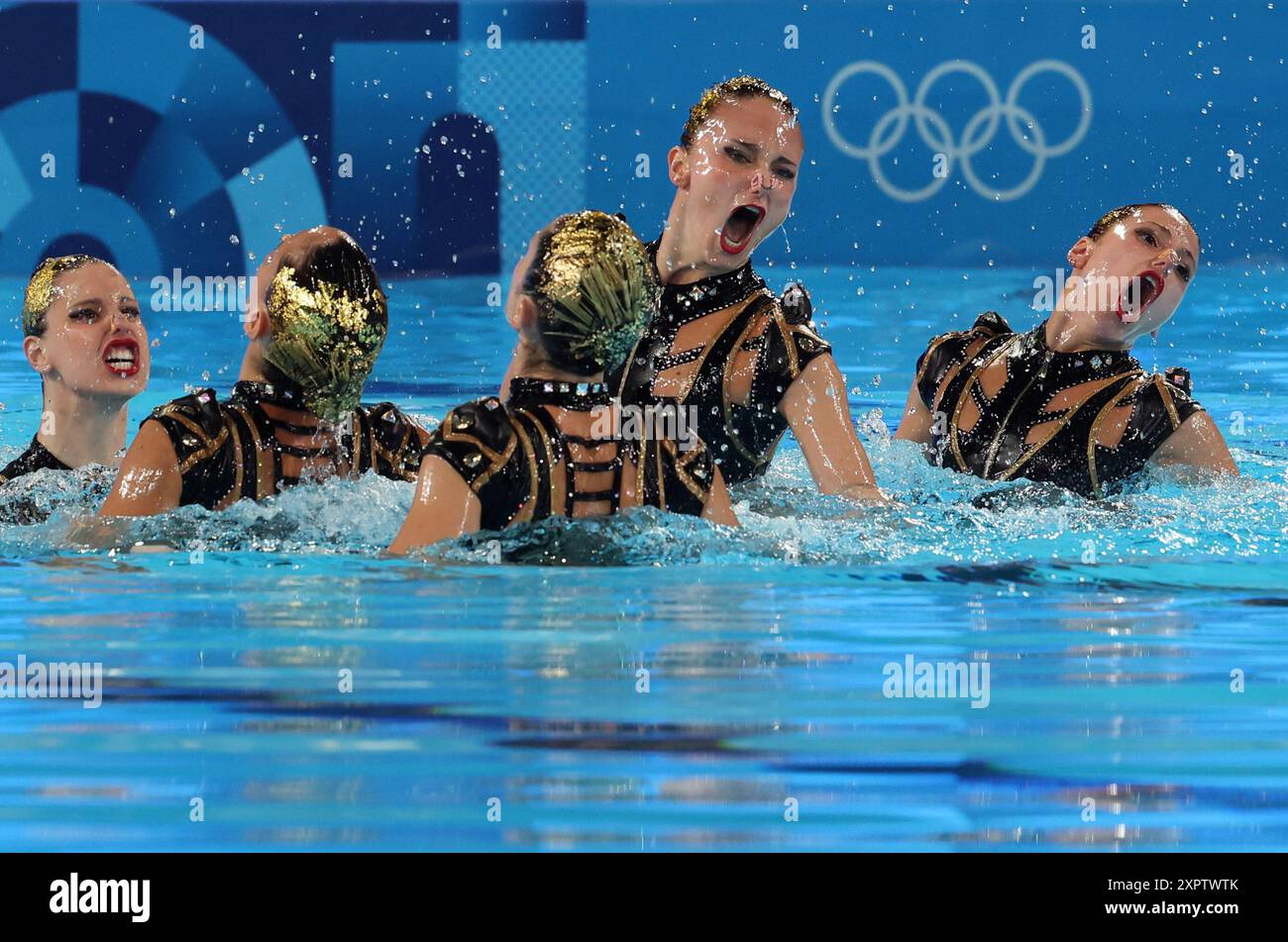 Paris, Frankreich. August 2024. Team Spanien tritt am Mittwoch, den 7. August, während des künstlerischen Schwimmwettbewerbs des Teams der Olympischen Sommerspiele 2024 im Aquatic Center in Paris, Frankreich, auf. 2024. Spanien gewann Bronze. Foto: Maya Vidon-White/UPI Credit: UPI/Alamy Live News Stockfoto