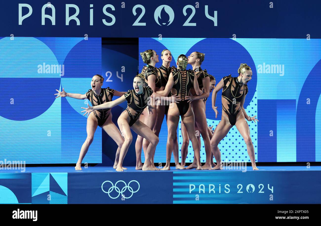 Paris, Frankreich. August 2024. Team Spanien tritt am Mittwoch, den 7. August, während des künstlerischen Schwimmwettbewerbs des Teams der Olympischen Sommerspiele 2024 im Aquatic Center in Paris, Frankreich, auf. 2024. Spanien gewann Bronze. Foto: Maya Vidon-White/UPI Credit: UPI/Alamy Live News Stockfoto