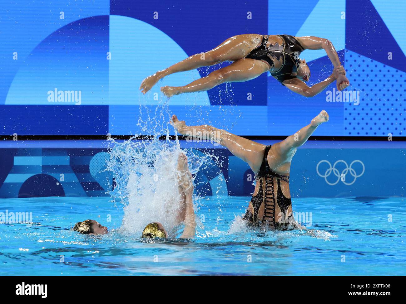 Paris, Frankreich. August 2024. Team Spanien tritt am Mittwoch, den 7. August, während des künstlerischen Schwimmwettbewerbs des Teams der Olympischen Sommerspiele 2024 im Aquatic Center in Paris, Frankreich, auf. 2024. Spanien gewann Bronze. Foto: Maya Vidon-White/UPI Credit: UPI/Alamy Live News Stockfoto
