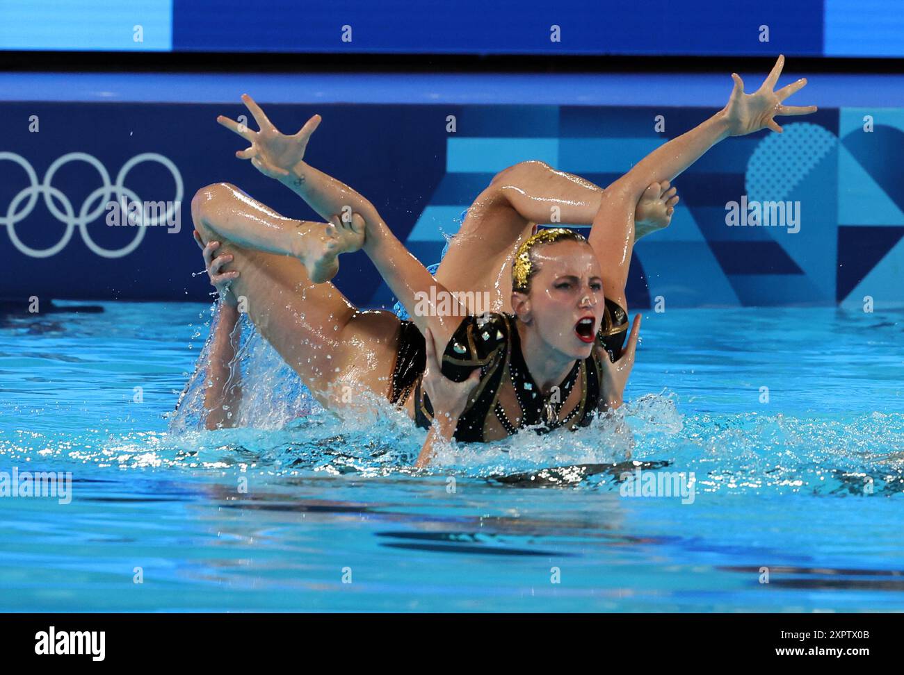 Paris, Frankreich. August 2024. Team Spanien tritt am Mittwoch, den 7. August, während des künstlerischen Schwimmwettbewerbs des Teams der Olympischen Sommerspiele 2024 im Aquatic Center in Paris, Frankreich, auf. 2024. Spanien gewann Bronze. Foto: Maya Vidon-White/UPI Credit: UPI/Alamy Live News Stockfoto