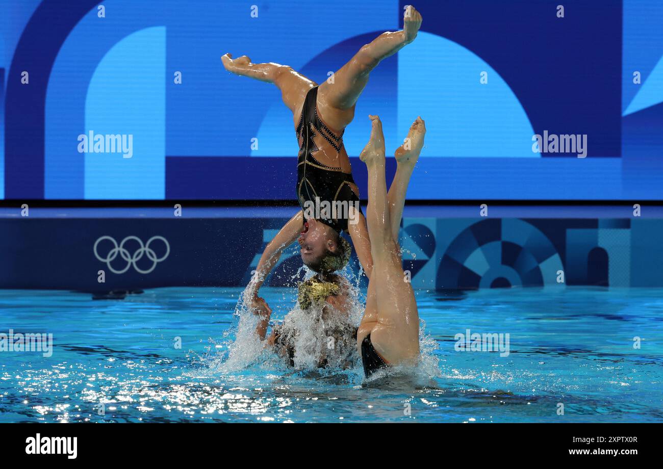 Paris, Frankreich. August 2024. Team Spanien tritt am Mittwoch, den 7. August, während des künstlerischen Schwimmwettbewerbs des Teams der Olympischen Sommerspiele 2024 im Aquatic Center in Paris, Frankreich, auf. 2024. Spanien gewann Bronze. Foto: Maya Vidon-White/UPI Credit: UPI/Alamy Live News Stockfoto