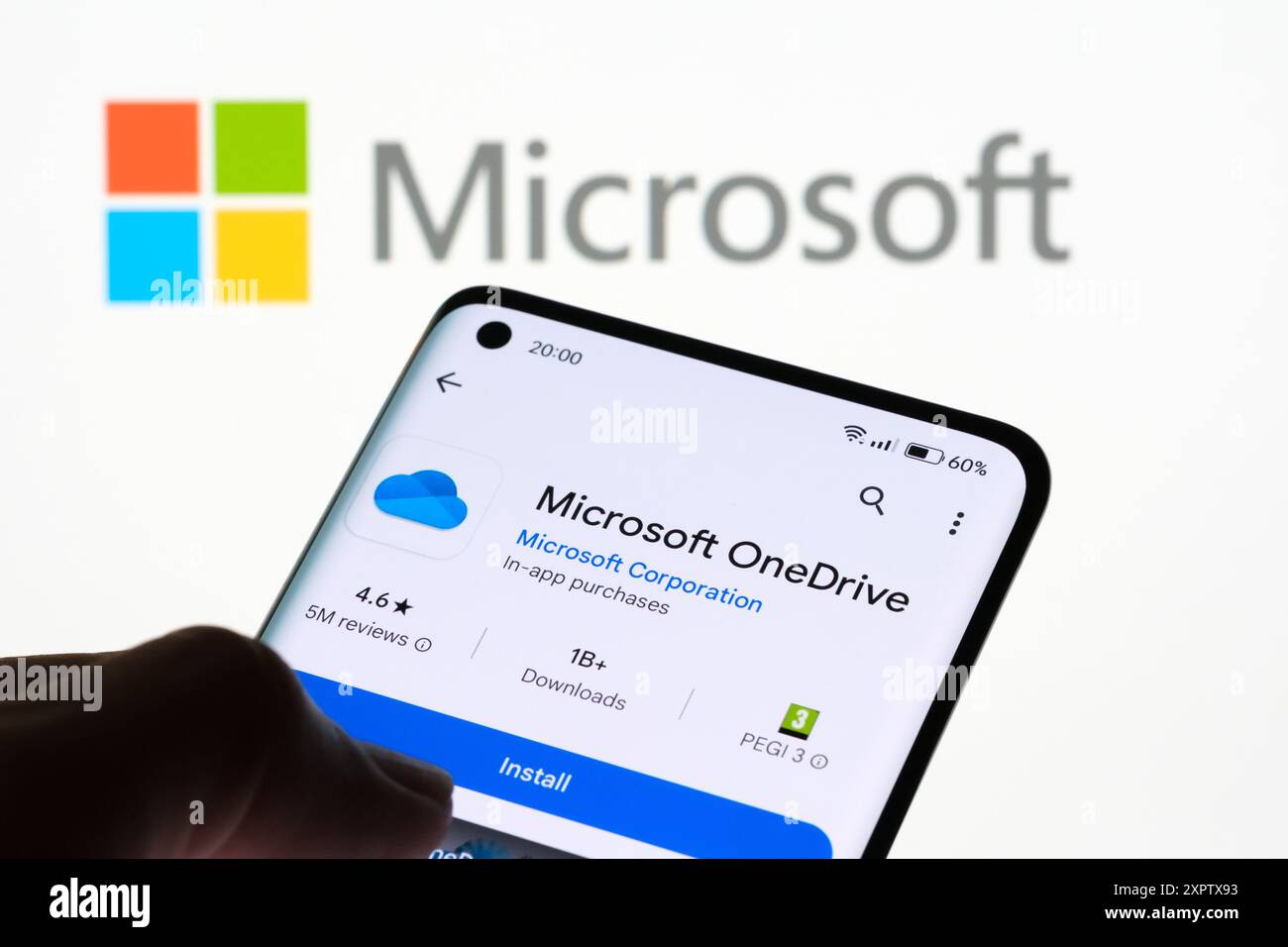 Microsoft OneDrive App Installation auf Smartphone mit Microsoft Logo im Hintergrund, Stafford, Großbritannien, 7. August 2024 Stockfoto