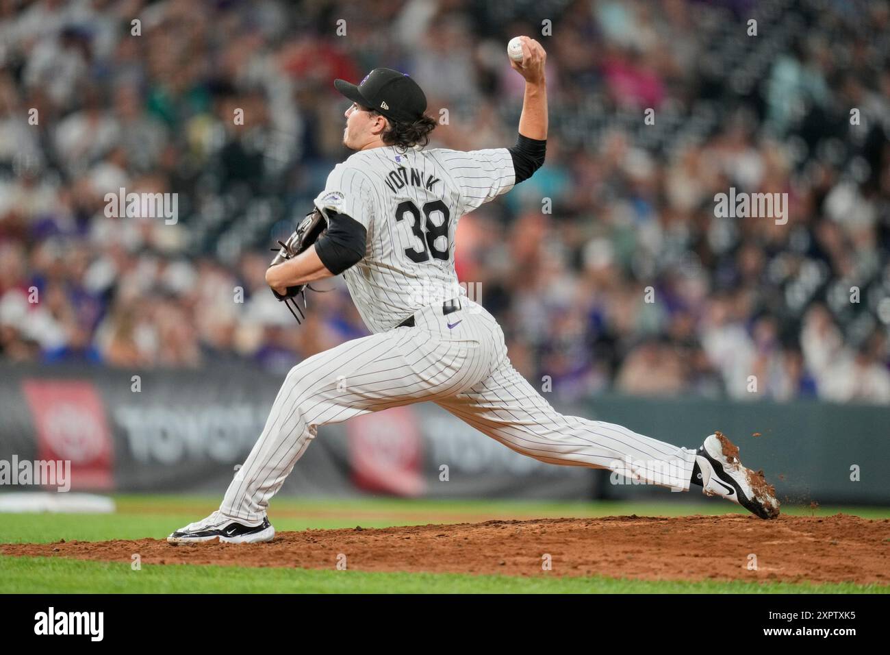 6. August 2024: Colorado Pitcher Victor Vodnik (38) wirft während des Spiels zwischen den Los Angeles Dodgers und den Colorado Rockies im Coors Field in Denver Co. David Seelig/Cal Sport Medi Stockfoto