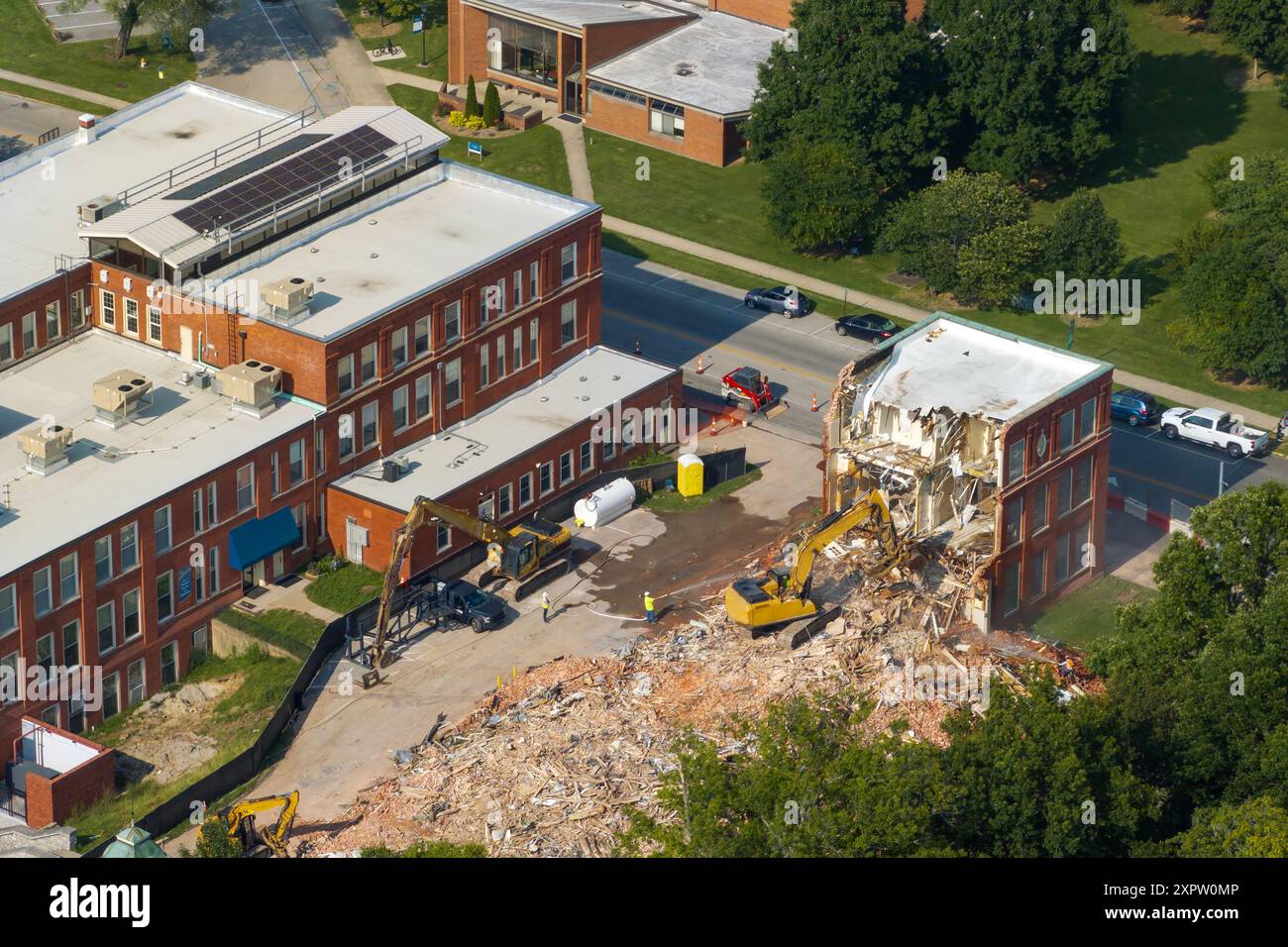 Abriss des historischen Edwards-Gebäudes in Berea, Kentucky. Raupenbagger zum Abreißen von Ziegelwänden alter Bauwerke Stockfoto