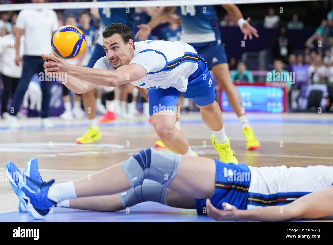 Paris, Frankreich. August 2024. Simone Giannelli aus Italien spart während des Halbfinals der Männer zwischen Frankreich und Italien bei den Olympischen Spielen 2024 in Paris, Frankreich, 7. August 2024. Quelle: Ju Huanzong/Xinhua/Alamy Live News Stockfoto