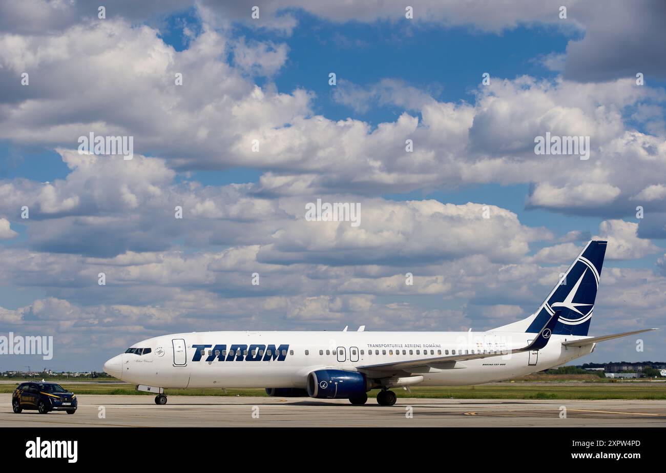 Otopeni, Rumänien. 7. August 2024: Ein Flugzeug der Fluggesellschaft Tarom mit rumänischen Ruder-, Gymnastik- und Tischtennisteams kehrt von den Olympischen Spielen Paris 2024 zurück und trifft am Flughafen Bukarest Henri Coanda in Otopeni, Rumänien, ein. Quelle: lcv/Alamy Live News Stockfoto
