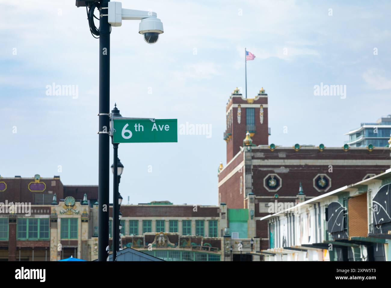 Asbury Park, New Jersey - 29. Juli 2024: Blick auf das Schild 6th Avenue auf der Promenade mit der Convention Hall im Hintergrund Stockfoto