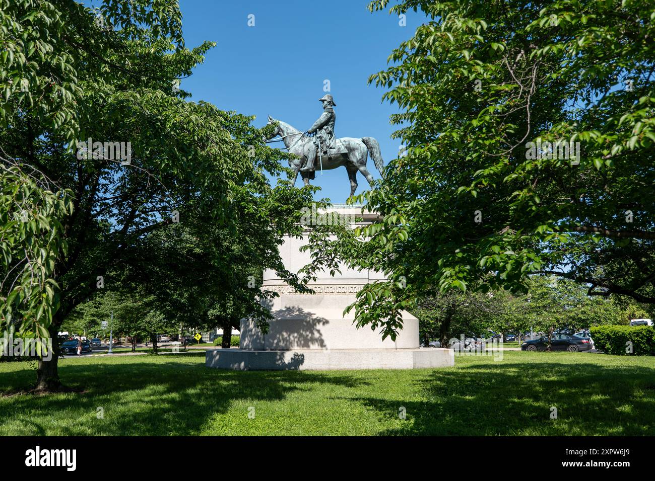 General Winfield Scott Equestrian Statue Washington DC // WASHINGTON DC – die Reiterstatue von General Winfield Scott steht im Scott Circle, einem Verkehrskreis an der Kreuzung von Massachusetts und Rhode Island Avenue. Das Bronzemonument, das von dem Bildhauer Henry Kirke Brown geschaffen und 1874 geweiht wurde, ehrt den bedeutenden Militärführer, der 20 Jahre lang als Kommandant General der United States Army diente. Scott ist bekannt für seine Führung während des Krieges von 1812, des Mexikanisch-Amerikanischen Krieges und der frühen Phasen des Bürgerkriegs. Die Statue zeigt Scott in vollständiger Militärform Stockfoto