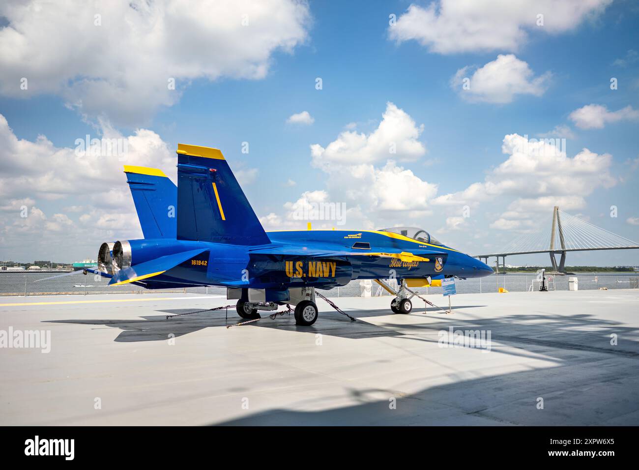 Blue Angels F/A-18 Super Hornet USS Yorktown Charleston // CHARLESTON, South Carolina – Eine Blue Angels Boeing F/A-18E/F Super Hornet befindet sich auf dem Flugdeck der USS Yorktown im Patriots Point Naval & Maritime Museum. Das Flugzeug repräsentiert die Elite-Flugdemonstrationsschwadron der US Navy, bekannt für ihre präzisen Flugmanöver auf Flugshows im ganzen Land. Die USS Yorktown (CV-10), ein Flugzeugträger der Essex-Klasse, der 1943 in Betrieb genommen wurde, dient heute als Herzstück des Patriots Point, einem beliebten maritimen Museum in Mount Pleasant am Charleston Harbor. Das Museum c Stockfoto Blue Angels F/A-18 Super Hornet USS Yorktown Charleston // CHARLESTON, South Carolina – Eine Blue Angels Boeing F/A-18E/F Super Hornet befindet sich auf dem Flugdeck der USS Yorktown im Patriots Point Naval & Maritime Museum. Das Flugzeug repräsentiert die Elite-Flugdemonstrationsschwadron der US Navy, bekannt für ihre präzisen Flugmanöver auf Flugshows im ganzen Land. Die USS Yorktown (CV-10), ein Flugzeugträger der Essex-Klasse, der 1943 in Betrieb genommen wurde, dient heute als Herzstück des Patriots Point, einem beliebten maritimen Museum in Mount Pleasant am Charleston Harbor. Das Museum c Stockfoto