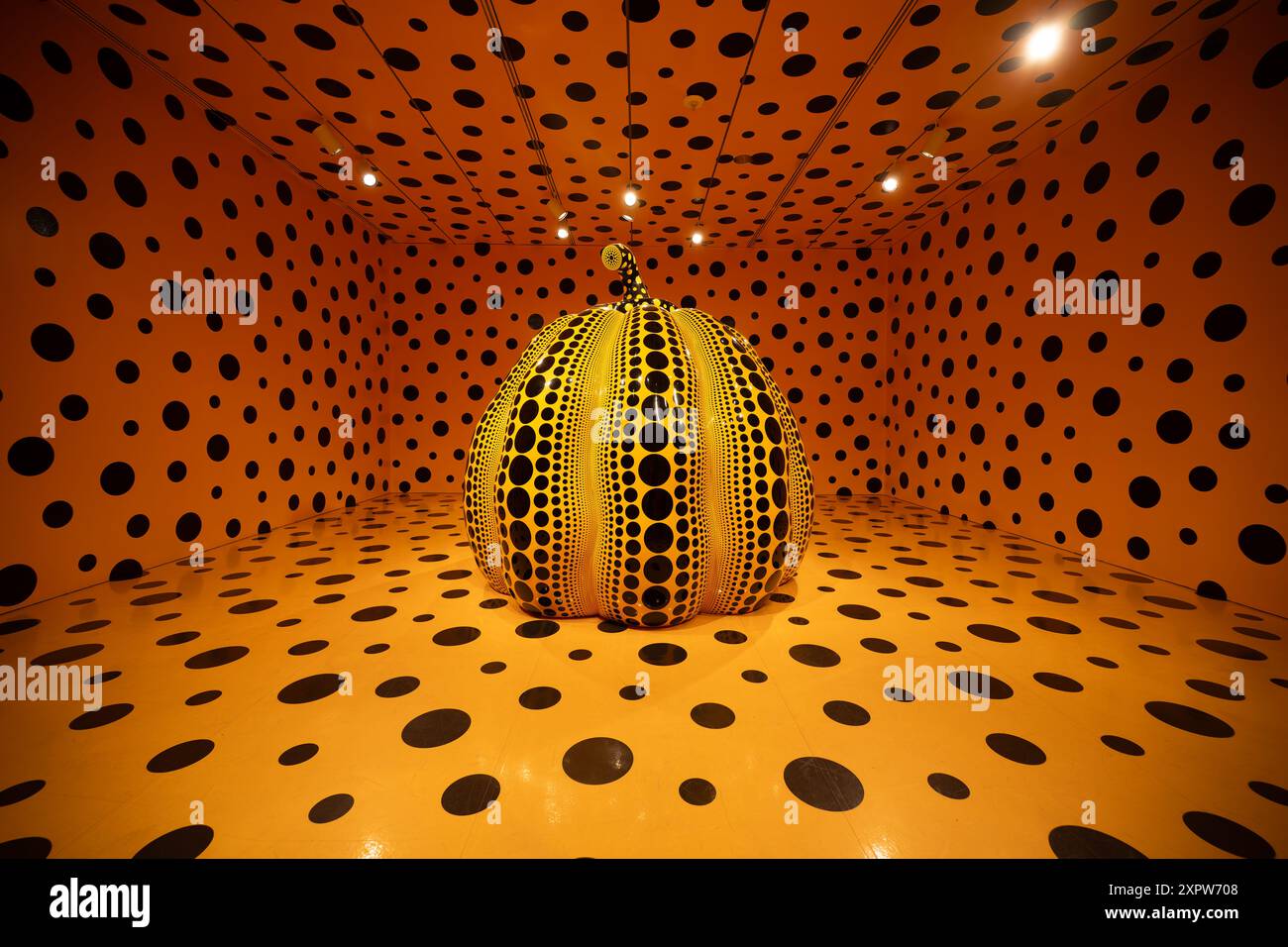 WASHINGTON D.C., Vereinigte Staaten — Weitwinkelfoto des Kürbiszimmers, von der Künstlerin Yayoi Kusama, Teil von The One with Eternity: Yayoi Kusama in der Hirshhorn Collection im Hirshhorn Museum in der National Mall in Washington DC. diese Ausstellung zeigt Kusamas ikonische Kürbisskulpturen und immersive Infinity Mirror Rooms, die ihre Beiträge zur zeitgenössischen Kunst hervorheben. Stockfoto