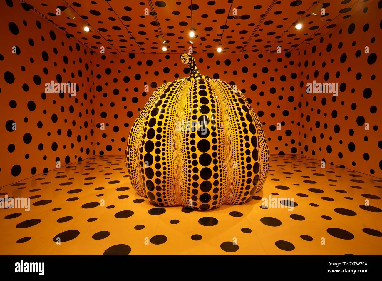 WASHINGTON D.C., Vereinigte Staaten — Weitwinkelfoto des Kürbiszimmers, von der Künstlerin Yayoi Kusama, Teil von The One with Eternity: Yayoi Kusama in der Hirshhorn Collection im Hirshhorn Museum in der National Mall in Washington DC. diese Ausstellung zeigt Kusamas ikonische Kürbisskulpturen und immersive Infinity Mirror Rooms, die ihre Beiträge zur zeitgenössischen Kunst hervorheben. Stockfoto