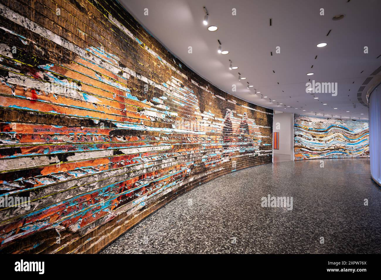 Hirshhorn Museum Pickett’s Charge Installation Washington D.C. // WASHINGTON D.C., Vereinigte Staaten – Pickett’s Charge von Mark Bradford im Hirshhorn Museum. Diese großformatige, gemischte Medieninstallation interpretiert den historischen Bürgerkrieg durch abstrakte Kunst neu und kombiniert Schichten aus farbigem Papier und Leinwand zu einem dynamischen und zum Nachdenken anregenden Stück. Stockfoto