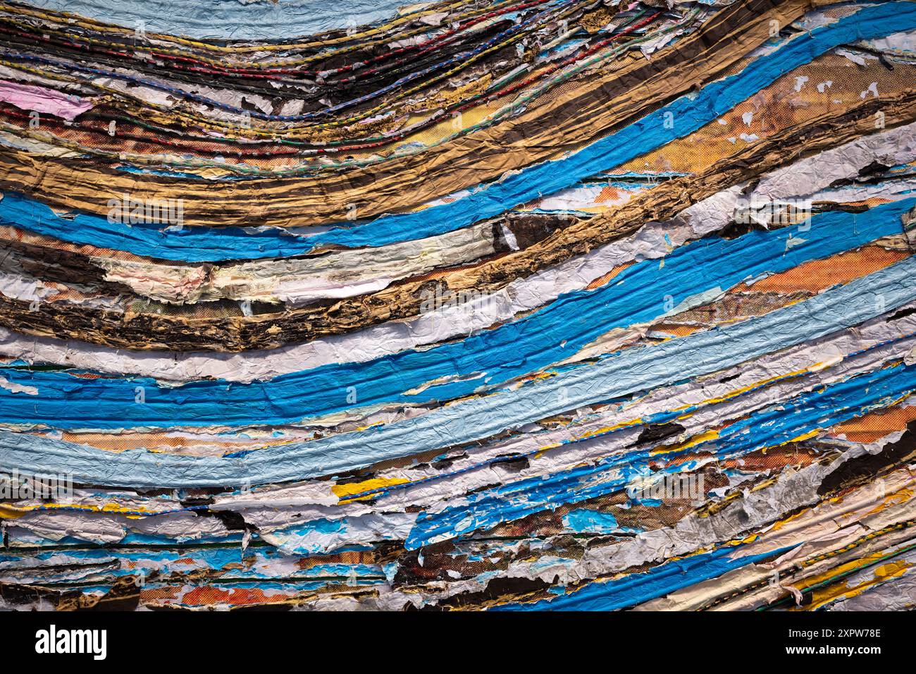 Mark Bradford Picketts Anklage Hirshhorn Museum Washington DC // WASHINGTON D.C., Vereinigte Staaten – Detail der Anklage Picketts von Mark Bradford im Hirshhorn Museum. Diese großformatige, gemischte Medieninstallation interpretiert den historischen Bürgerkrieg durch abstrakte Kunst neu und kombiniert Schichten aus farbigem Papier und Leinwand zu einem dynamischen und zum Nachdenken anregenden Stück. Stockfoto