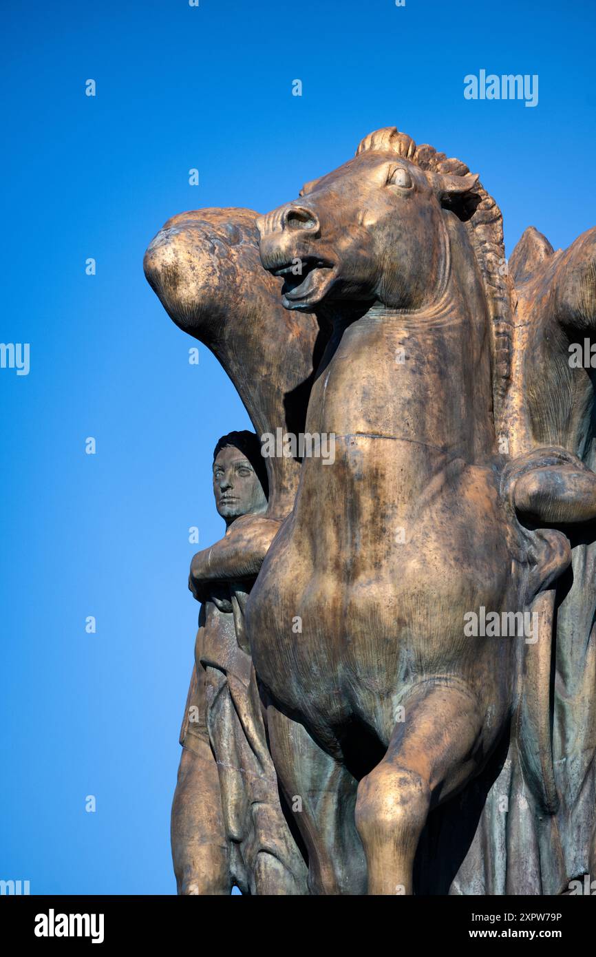 WASHINGTON D.C., USA — Music and Harvest, Teil der Skulpturengruppe Arts of Peace des amerikanischen Bildhauers James Earle Fraser, umrahmt den Eingang zum Rock Creek und Potomac Parkway. Diese neoklassische Statue, zusammen mit Aspiration und Literatur, repräsentiert klassische Themen und ist ein bemerkenswertes Wahrzeichen in Washington D.C. Stockfoto