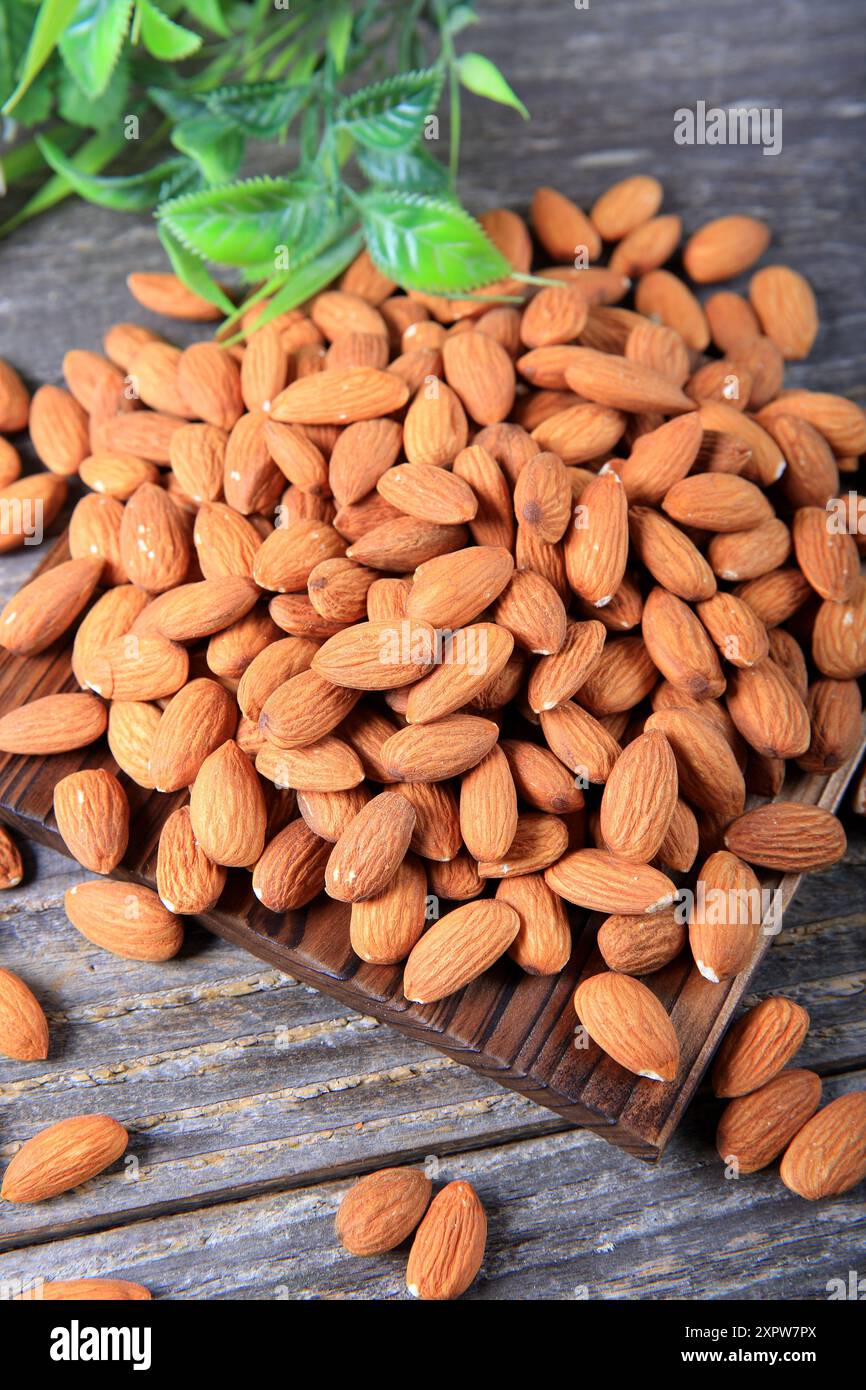 Mandelgruppe auf Holzhintergrund Stockfoto