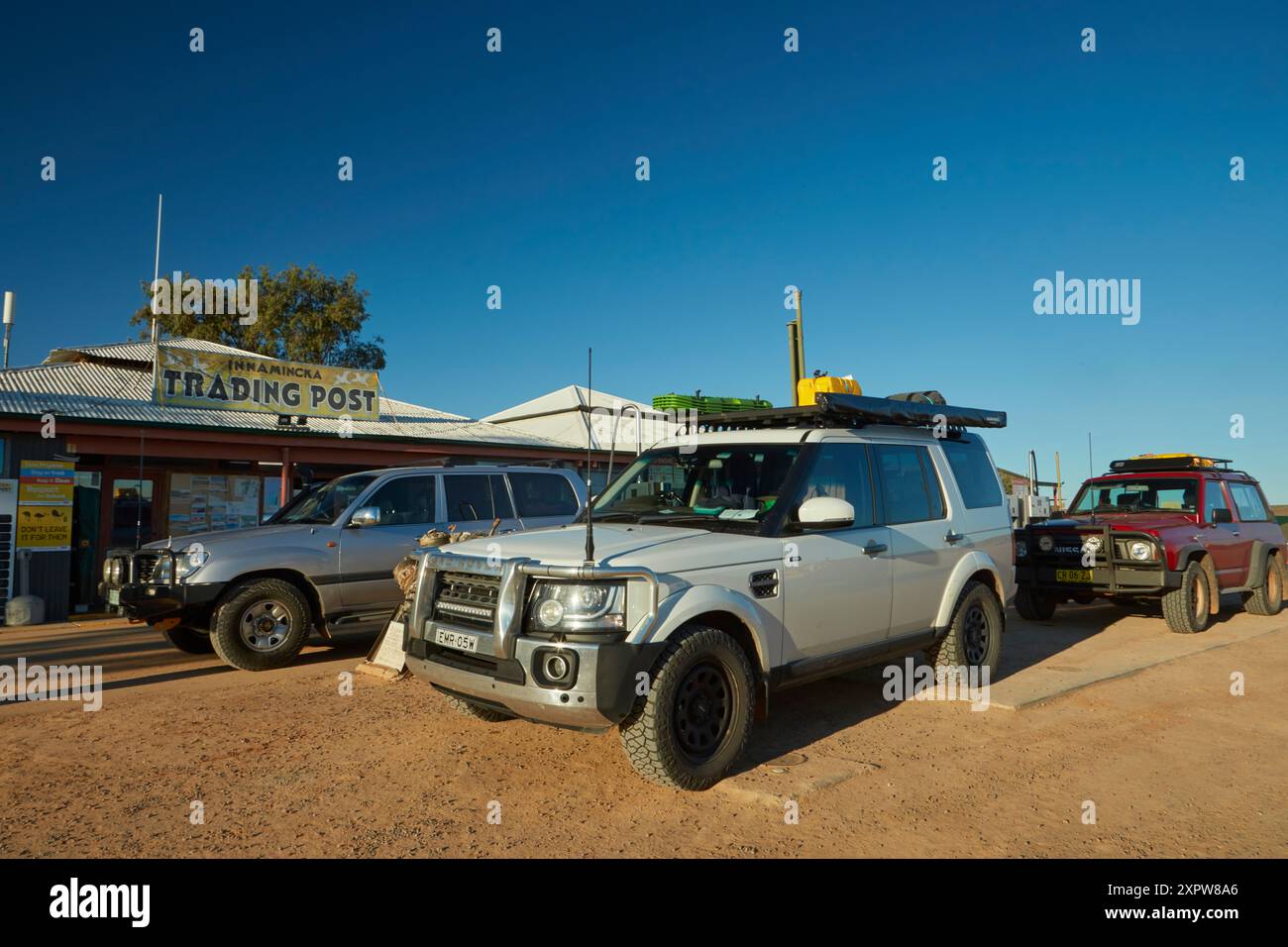 Fahrzeuge tanken im Innamincka Trading Store, Innamincka, Strzeleki Track, Outback South Australia, Australien Stockfoto