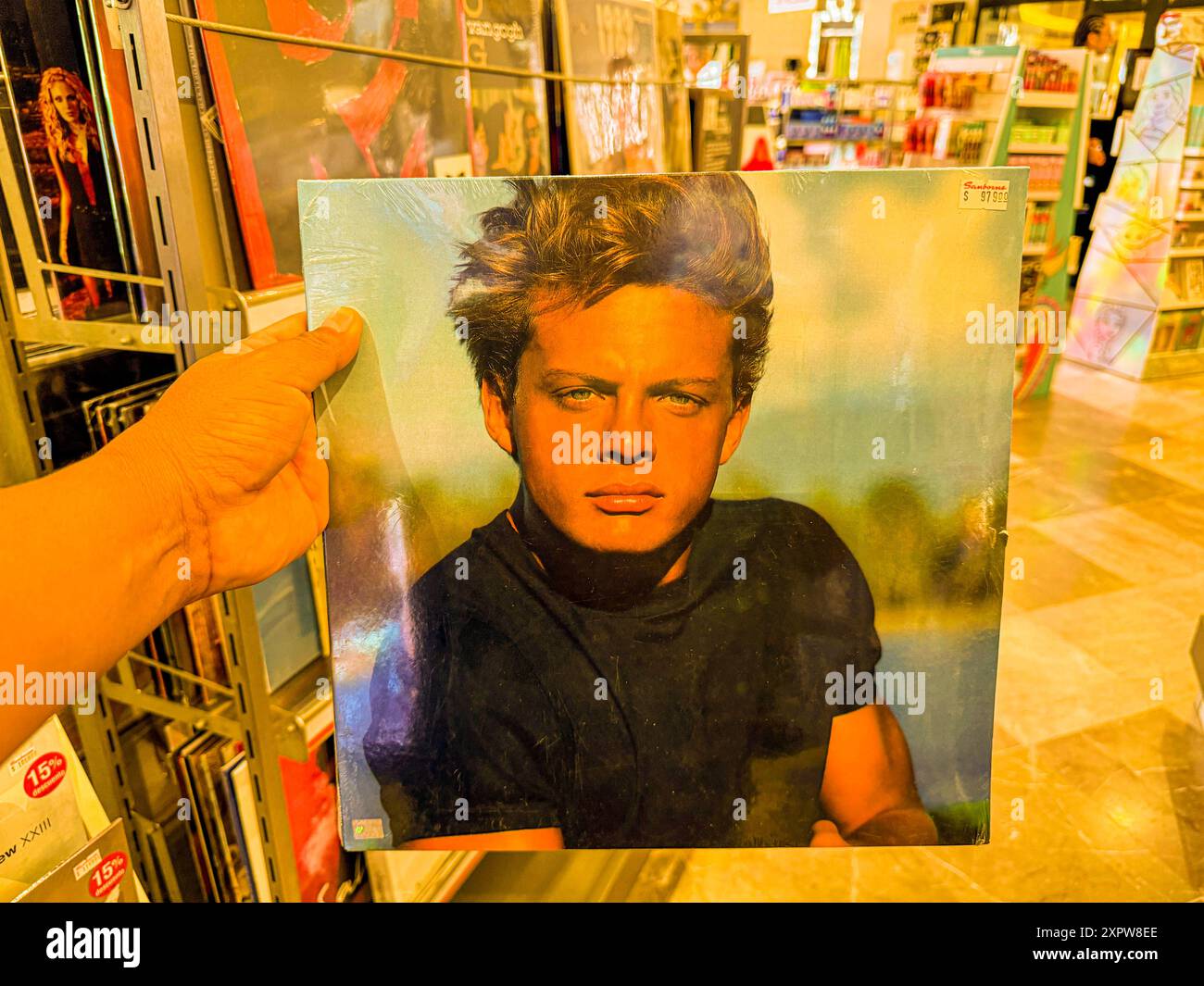 LP-Album von Luis Miguel. Musikladen in Sanbors Hermosillo Mexiko. Schallplatte, CD, CDs, VHS, Kassette, Rockplatten, Popmusik, 80er, 90er, Generation X, Rock, Heavy Metal, Heavy Metal, Blues Rock, Hard Rock, T-Shirts und Accessoires. Analoge Speicherung von Tonsignalen, gekennzeichnet durch die Verwendung eines Kunststoffs namens Polyvinylchlorid als Trägermaterial, in der Hand © (Foto von Luis Gutierrez/North Photo) Albun LP de Luis Miguel. Tienda de Discos de Música en Sanbors Hermosillo Mexiko. Disco de vinilo, Disco Compacto, CD, cds, vhs, Casete, Discos de Rock, Música Pop, años 80, Stockfoto