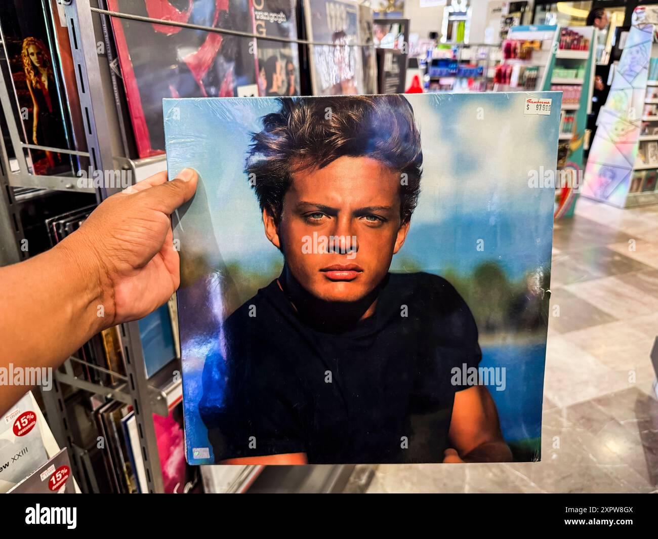LP-Album von Luis Miguel. Musikladen in Sanbors Hermosillo Mexiko. Schallplatte, CD, CDs, VHS, Kassette, Rockplatten, Popmusik, 80er, 90er, Generation X, Rock, Heavy Metal, Heavy Metal, Blues Rock, Hard Rock, T-Shirts und Accessoires. Analoge Speicherung von Tonsignalen, gekennzeichnet durch die Verwendung eines Kunststoffs namens Polyvinylchlorid als Trägermaterial, in der Hand © (Foto von Luis Gutierrez/North Photo) Albun LP de Luis Miguel. Tienda de Discos de Música en Sanbors Hermosillo Mexiko. Disco de vinilo, Disco Compacto, CD, cds, vhs, Casete, Discos de Rock, Música Pop, años 80, Stockfoto