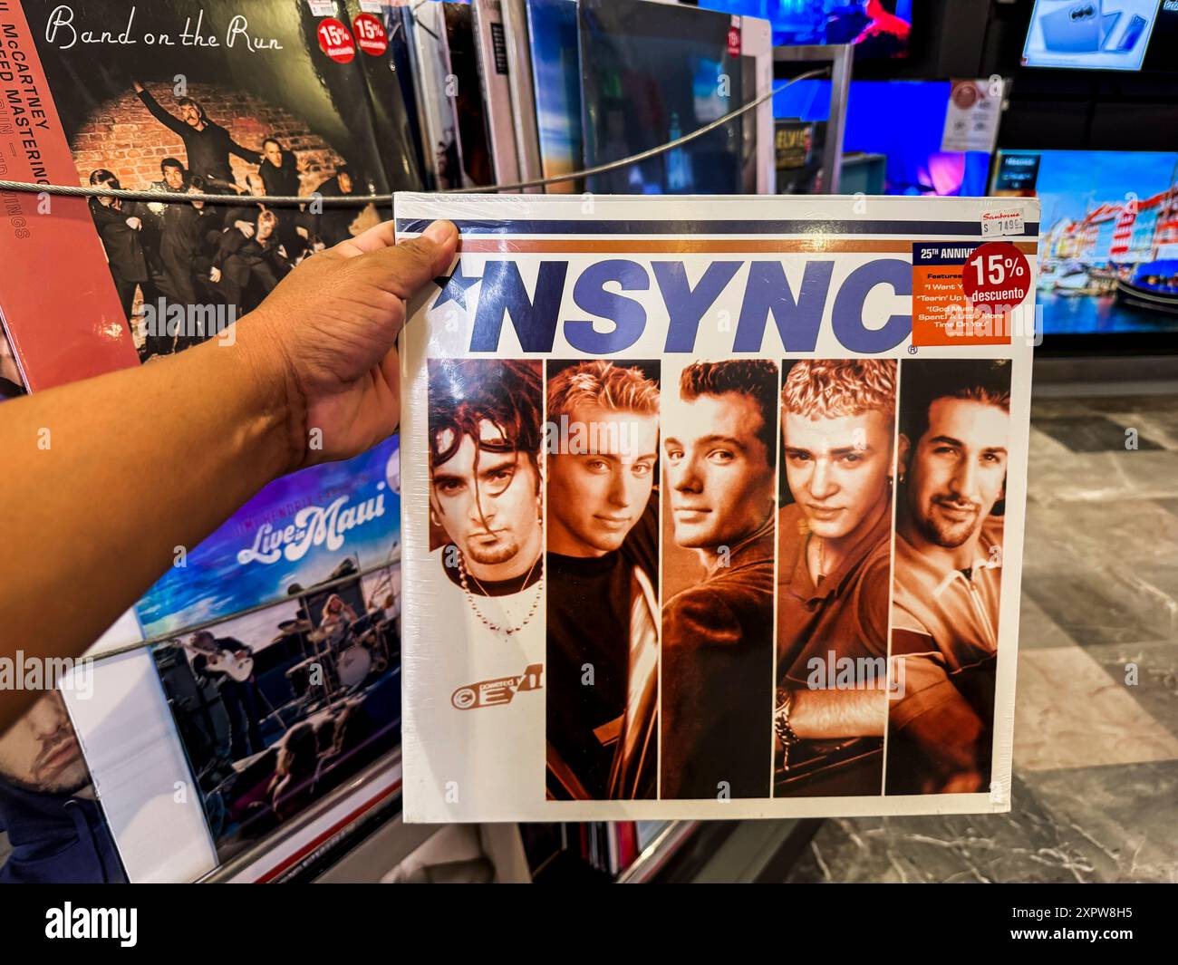 Album NSYNC . Musikladen in Sambors Hermosillo Mexiko. Schallplatte, CD, CDs, VHS, Kassette, Rockplatten, Popmusik, 80er, 90er, Generation X, Rock, Heavy Metal, Heavy Metal, Blues Rock, Hard Rock, T-Shirts und Accessoires. Analoge Speicherung von Tonsignalen, gekennzeichnet durch die Verwendung eines Kunststoffs namens Polyvinylchlorid als Trägermaterial, in der Hand © (Foto Luis Gutierrez/Nord Foto) Álbum .... Tienda de Discos de Música en Sambors Hermosillo Mexiko. Disco de vinilo, Disco Compacto, CD, cds, vhs, Casete, Discos de Rock, Música Pop, años 80, años 90, Generación X, RO Stockfoto